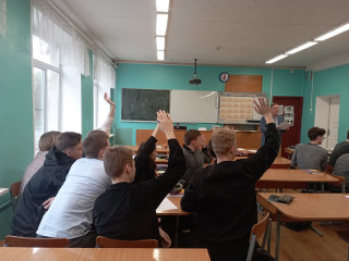 викторина"я - Молодой избиратель" с учащимися 10 классов средней школы №2 города Рудни - фото - 1