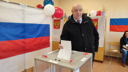 глава Руднянского района одним из первых принял участие в голосовании на выборах Президента Российской Федерации - фото - 1