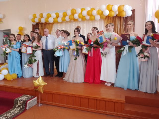 глава района принял участие в торжественном вручении аттестатов выпускникам средней школы N1 г.Рудни - фото - 3
