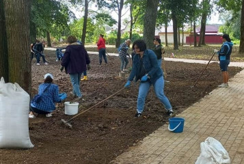 субботник по благоустройству городского парка - фото - 5