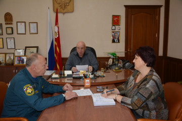 вопросы, связанные с подготовкой к Новому году и обеспечением пожарной безопасности в местах массового скопления людей, обсудили на совещании у Главы района - фото - 1