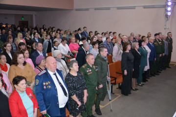 сегодня в Руднянском городском Доме культуры состоялось торжественное мероприятие, посвященное Дню защитника Отечества и открытию Года защитника Отечества в Руднянском муниципальном округе - фото - 22