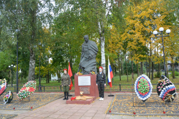 жители Руднянского района почтили память погибших в годы Великой Отечественной войны защитников Родины и возложили цветы к братским могилам - фото - 9