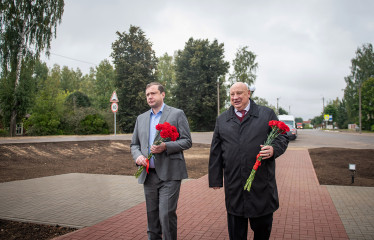 губернатор Алексей Владимирович Островский осмотрел благоустроенную площадку у памятника «Катюша» - фото - 8