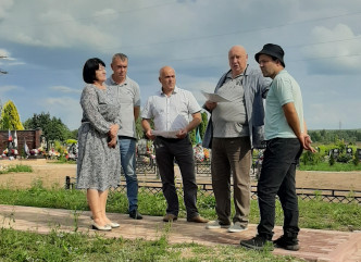 глава Руднянского муниципального округа проконтролировал ход выполнения работ по ремонту и благоустройству памятника «Скорбящая мать» - фото - 4