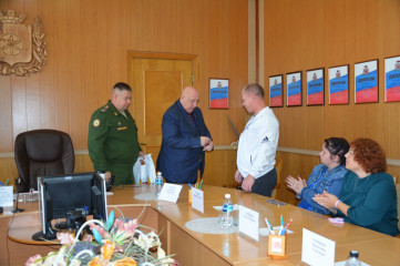 глава Руднянского муниципального округа Юрий Иванович Ивашкин вручил медали за отвагу тем, кто проявил невероятную смелость и преданность, защищая Родину в специальной военной операции - фото - 7