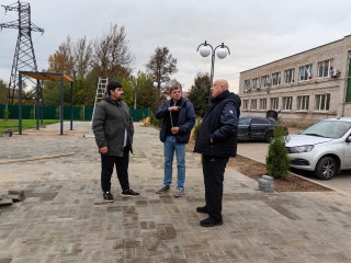 глава Руднянского округа провел рабочую встречу с представителями подрядной организации, занимающейся благоустройством территории реки Малая Березина - фото - 1