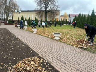 сотрудники администрации Руднянского округа вышли на традиционный осенний субботник - фото - 3