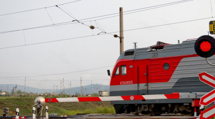 просим водителей автотранспортных средств быть внимательными и соблюдать правила дорожного движения при проследовании через железнодорожные переезды - фото - 1