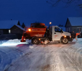 службы МБУ "Благоустройство" и Руднянского ДРСУ проводят работы по расчистке от снега автомобильных дорог и пешеходных участков - фото - 8