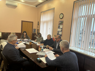 заседание комиссии по бюджету, планово-экономической политике, по вопросам промышленности, строительства, коммунального хозяйства, агропромышленного комплекса, природопользования, транспортных услуг Руднянского окружного Совета депутатов первого созыва - фото - 2