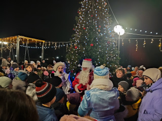​яркий старт зимних праздников: на набережной города Рудни зажглась новогодняя ёлка - фото - 8