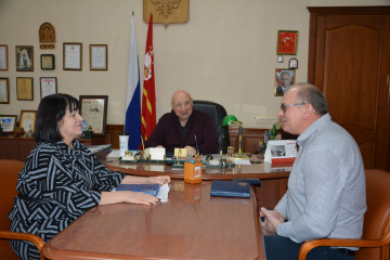 глава Руднянского муниципального округа Юрий Иванович Ивашкин провел продуктивную рабочую встречу с заместителем директора по производству ООО «Руднянский тарный комбинат» Николаем Леонидовичем Цыбиным - фото - 1