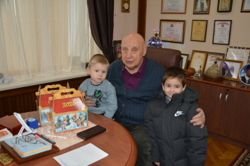 глава округа принял участие во Всероссийской благотворительной акции "Елка желаний" - фото - 6