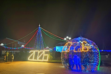 на главной площади города Рудни зажглась главная новогодняяя ёлка - фото - 11