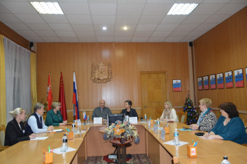 работу с семьями участников СВО обсудили за "круглым столом" под руководством заместителя губернатора региона - фото - 1