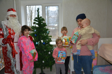 по поручению Главы Руднянского муниципального округа Юрия Ивановича Ивашкина семье Юлианны и Ивана Головнёных вручили новогодние подарки - фото - 1