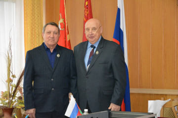 глава округа поздравил председателя Руднянской ТИК Евгения Франковича Марчишина с присвоением почётного звания «Заслуженный работник избирательной системы Российской Федерации» - фото - 1