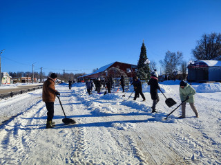 в Рудне провели субботник по уборке снега - фото - 16