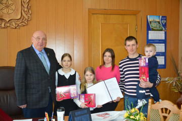 глава Руднянского муниципального округа Юрий Иванович Ивашкин вручил свидетельства о праве на получение социальной выплаты на приобретение жилого помещения или строительство индивидуального жилого дома - фото - 5