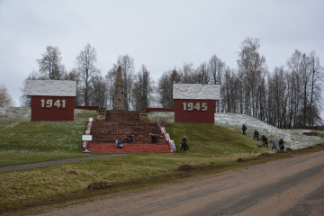 субботник по благоустройству территории прошел в Руднянском муниципальном округе - фото - 9