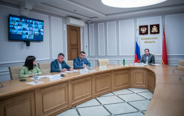 глава района Юрий Иванович Ивашкин принял участие в рабочем совещании, которое проходило под председательством Губернатора Смоленской области - фото - 2