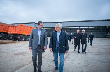 губернатор ознакомился с работой нового комплекса по переработке зерновых культур в Руднянском районе - фото - 9