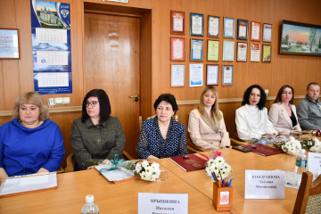 глава Руднянского округа вручил награды муниципальным служащим - фото - 16