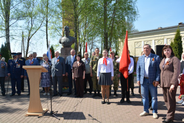 участие в торжественном митинге, посвященном 103-ей годовщине со дня рождения Героя Советского Союза Михаила Егорова, водрузившего Знамя Победы нал поверженным рейхстагом - фото - 2