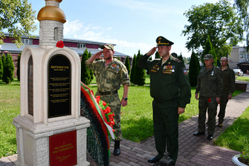 в Руднянском округе в День ветеранов боевых действий, почтили память и возложили цветы к мини - часовне в Парке героев, установленной в честь наших земляков, погибших в Афганистане, Чечне, специальной военной операции - фото - 5