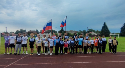патриотический легкоатлетический забег, приуроченный ко Дню Государственного флага Российской Федерации, прошел сегодня на городском стадионе - фото - 1