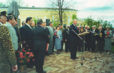 предлагаем вспомнить мероприятие, посвященное открытию бюста нашего земляка в городе Рудне 5 мая 2000 года - фото - 1