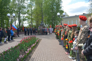 рудняне возложили цветы к бюсту Героя Советского Союза Михаила Алексеевича Егорова - фото - 9