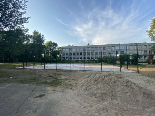 на территории Голынковской средней школы ведется строительство волейбольной площадки - фото - 1