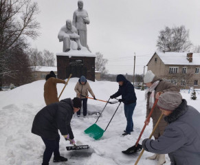 субботник по уборке снега в Руднянском районе продолжается - фото - 28