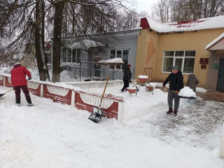 в городских и сельских поселениях Руднянского района продолжается борьба со снегом - фото - 18