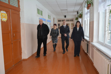 глава района и председатель Руднянского районного представительного Собрания посетили среднюю школу №1 г.Рудни - фото - 17